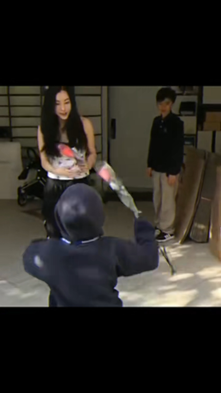 張栢芝獲Quintus速遞玫瑰。 張栢芝獲Quintus速遞玫瑰。
