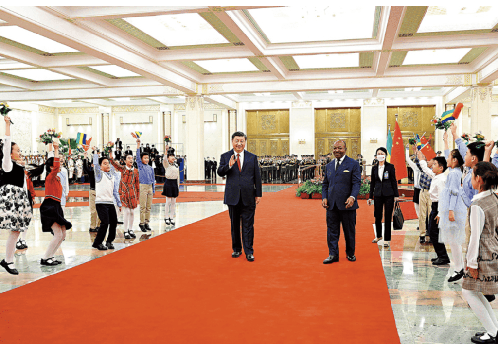 国家主席习近平在人民大会堂北大厅为邦戈举行欢迎仪式。 新华社