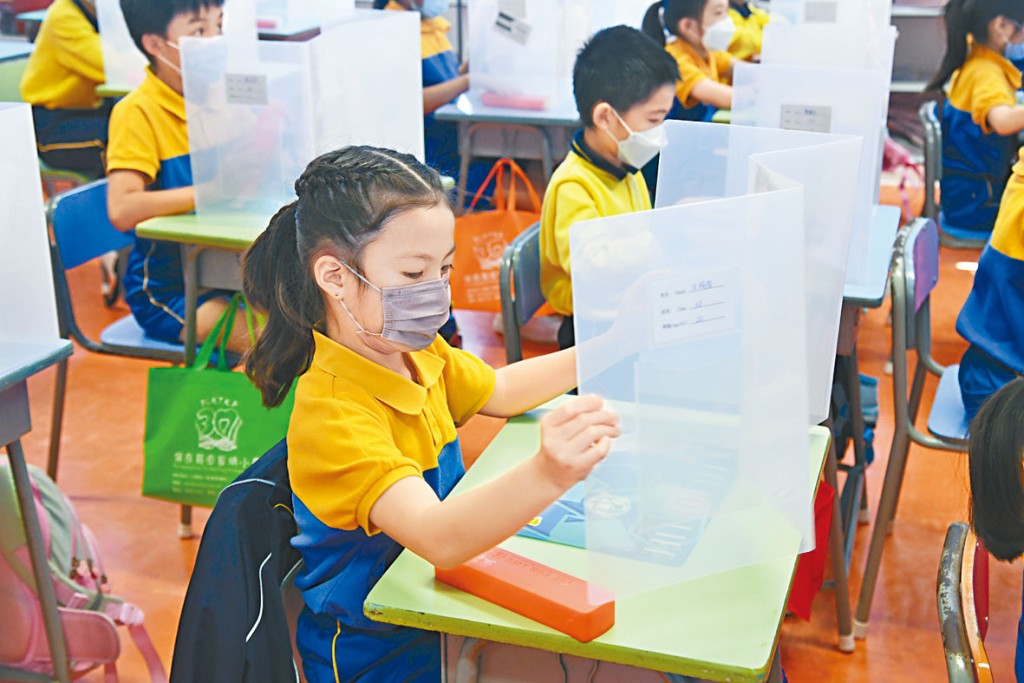 下周一恢復全日面授課堂的保良局田家炳小學,安排學生通過模擬演練,熟悉留校午膳程序。