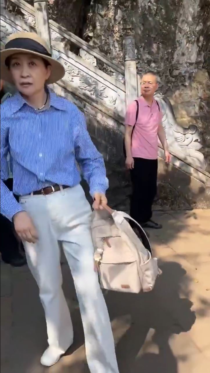 两名戴帽的大陆女子，不满被台湾旅游团劝阻“打尖”，发恶打人。Ｘ＠风暴士兵