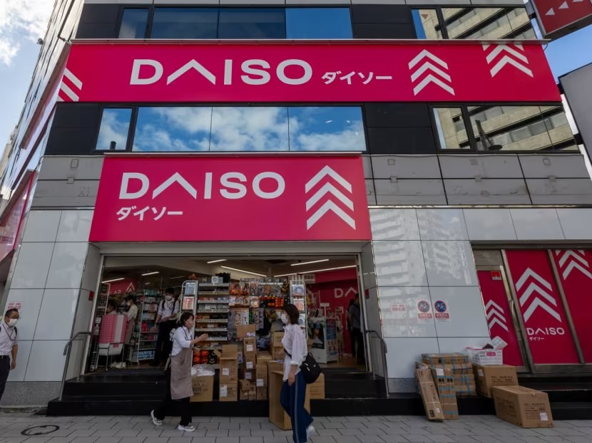 彭博於2017年報道，矢野博丈發展100日圓連鎖店的時候，正值日本在經濟泡沫爆破後消費文化大幅轉變的開始，並引述專家指「他的時機非常完美」。
