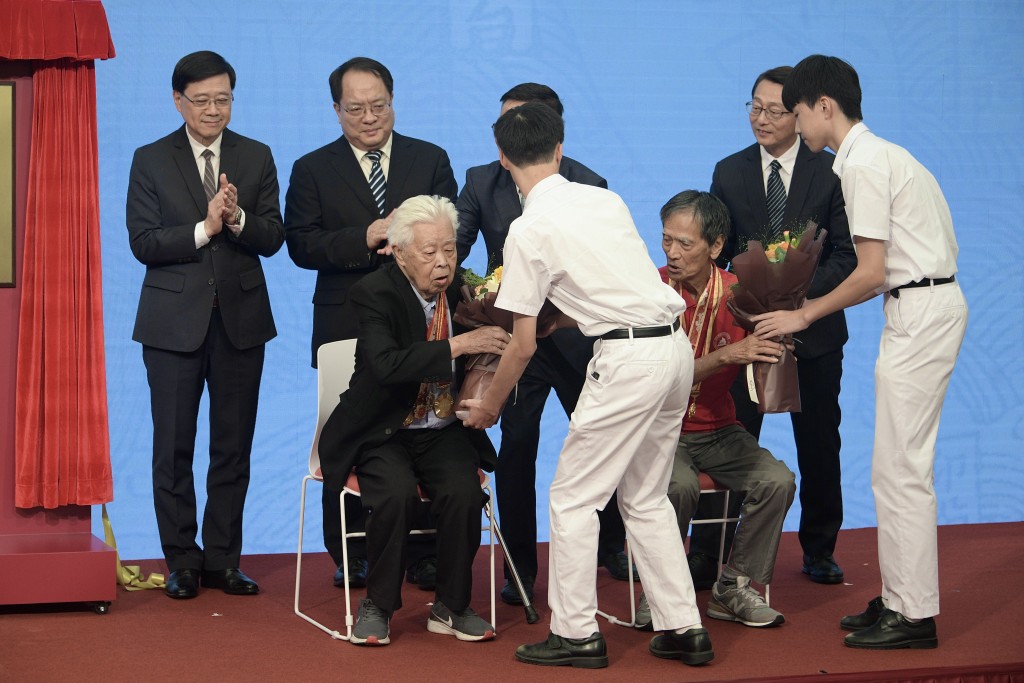 行政長官李家超（後排左一）出席香港抗戰及海防博物館開幕禮。陳浩元攝