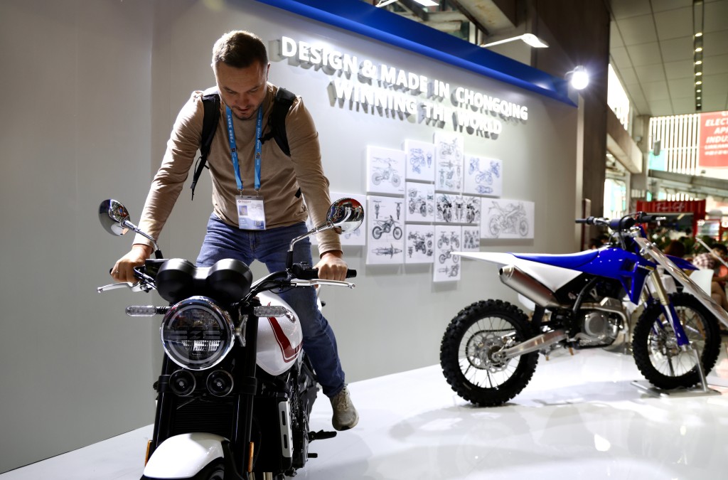 张雪机车首登广交会成为焦点。新华社