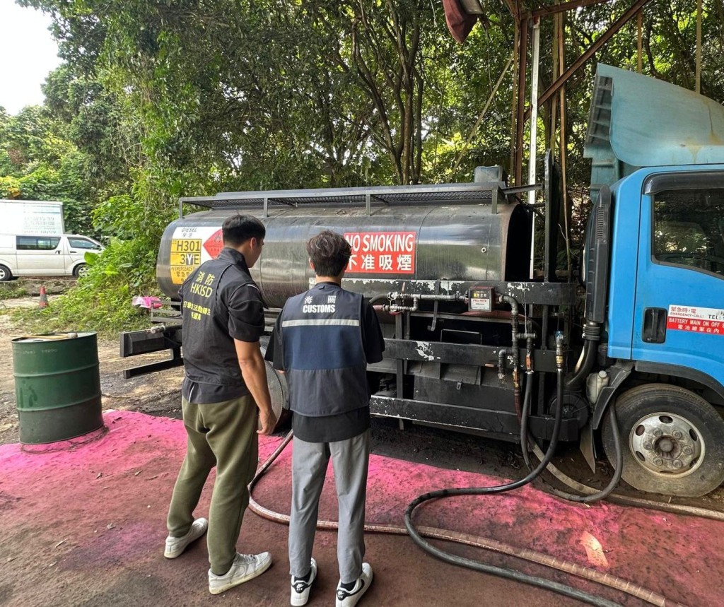 消防处一直致力打撃非法燃油转注活动。