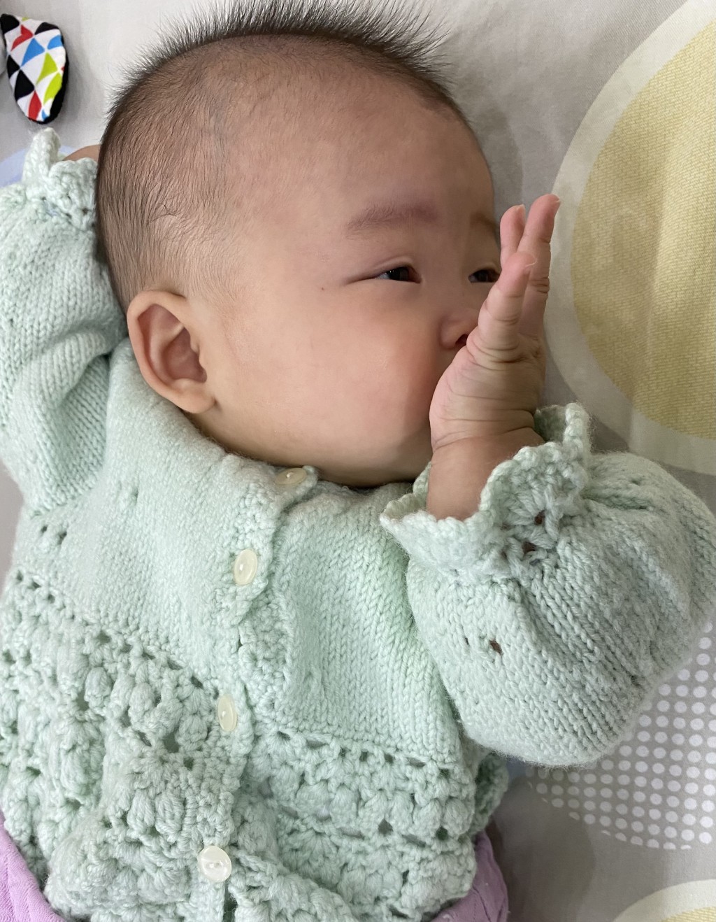 零至三個月大的寶寶通常每次會睡兩至三小時,當他們漸漸長大會開始愈睡愈長,慢慢調整至正常的日夜作息時間。