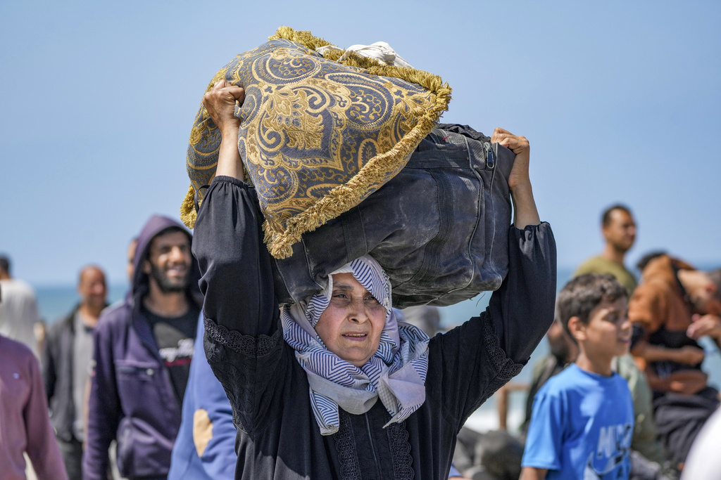 以军允许妇女和未满14岁的儿童返回加沙北部。美联社