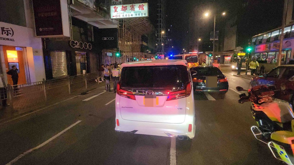 男司機棄車逃走,七人車溜前撞向一輛的士及私家車。 男司機棄車逃走,七人車溜前撞向一輛的士及私家車。