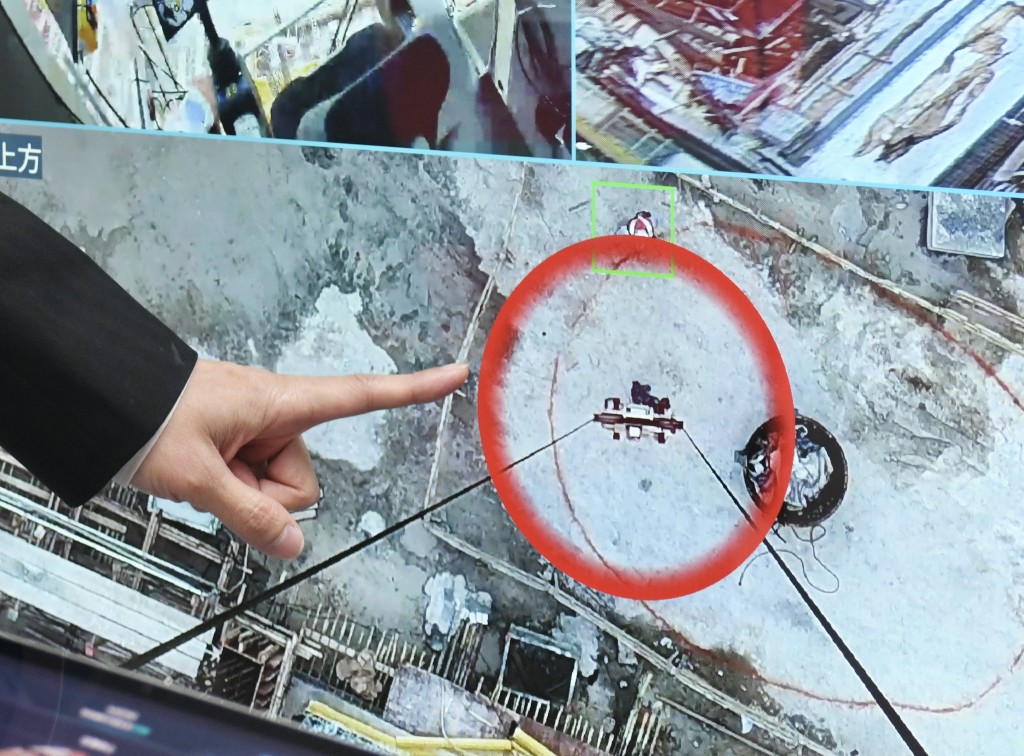 天秤臂架有垂直鏡頭，當有工人誤闖吊運區，畫面會有紅圈警示。