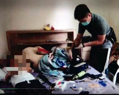 廖男被捕時在床上睡覺,改造的貝瑞塔手槍就放在床邊。