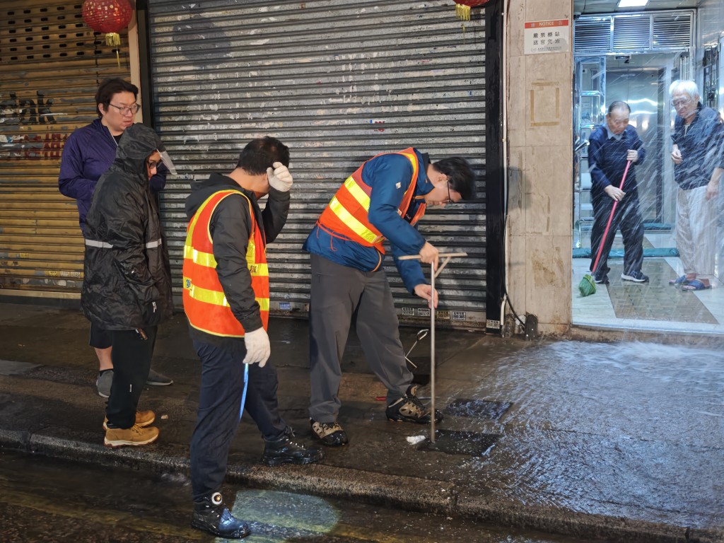 水務署職員到場跟進。