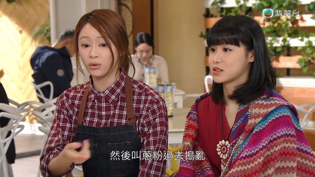 叶蒨文（左）激似杨卓娜早前成为网民热话。