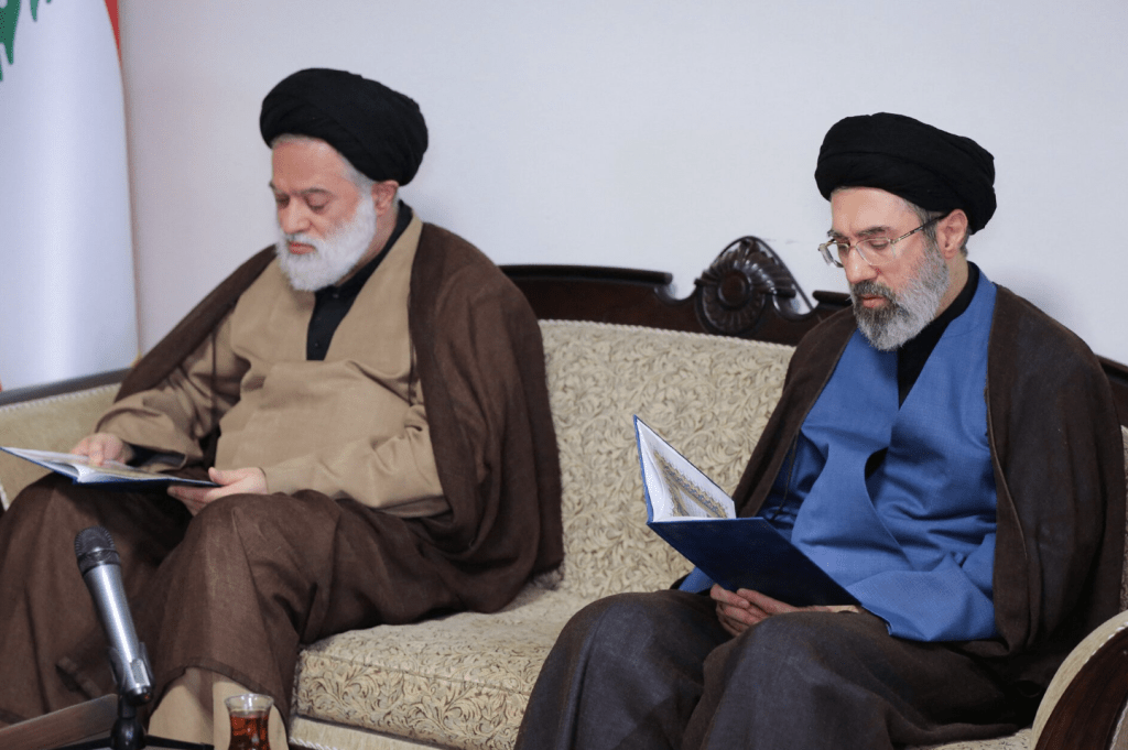 現年56歲的穆傑塔巴（右）長期以來被視為德黑蘭政權的幕後實權人物，與革命衛隊關係深厚。路透社