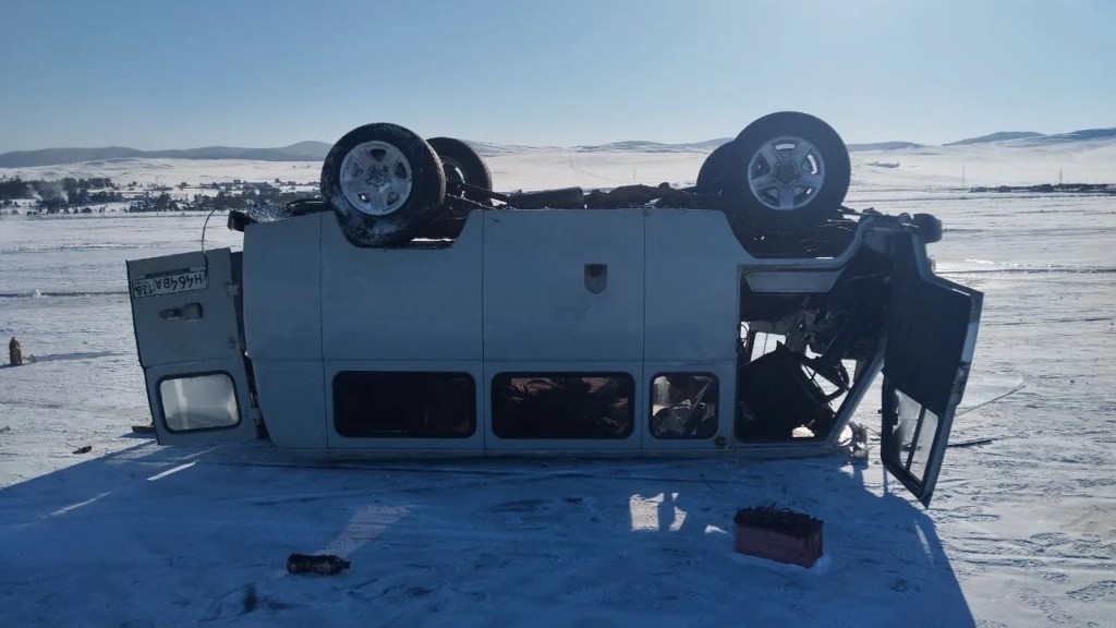 中國遊客麵包車在俄羅斯貝加爾湖墜冰窟。 新華社