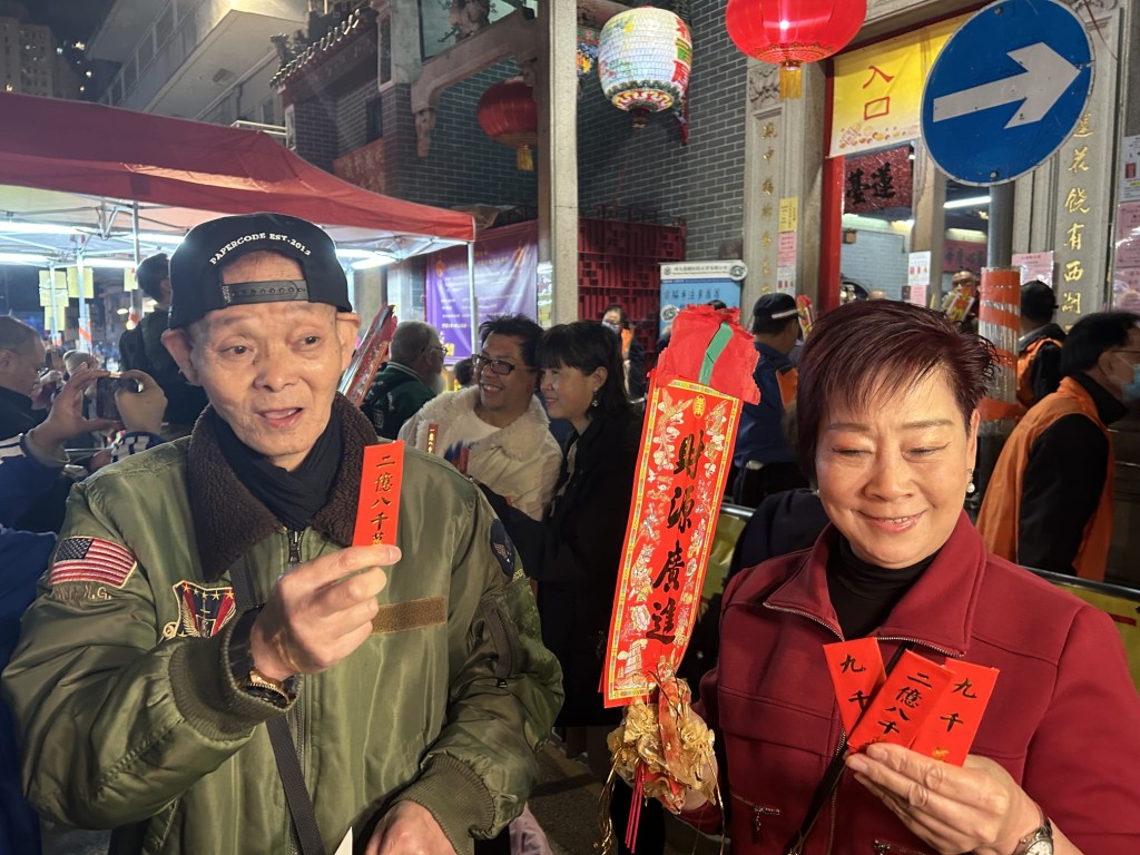 張女士稱，今年向觀音借到金額是去年的一半。曾志恆攝