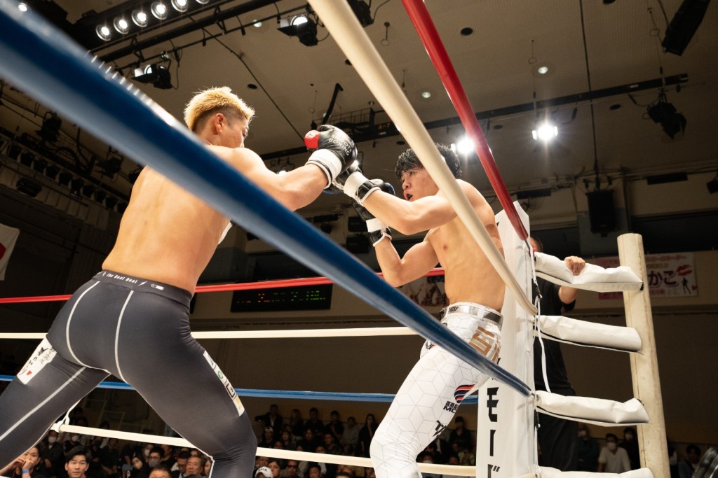 向籽羲(右)首次远征日本出战Shoot Boxing赛事。中国香港综合搏击运动总会图片