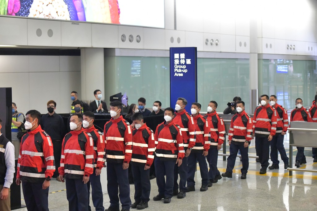 香港救援隊員晚上抵達香港。陳極彰攝