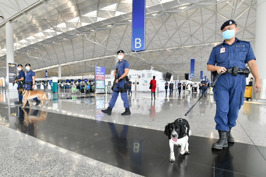 离境大堂不时见机场特警带同警犬巡逻。