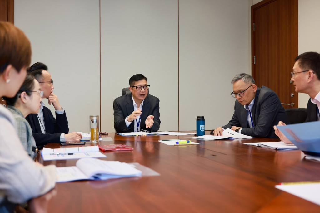 鄧炳強指每一次市民在立法會聽到官員不同問題回應,其實都是千錘百煉的成果。鄧炳強FB圖片 鄧炳強指每一次市民在立法會聽到官員不同問題回應,其實都是千錘百煉的成果。鄧炳強FB圖片