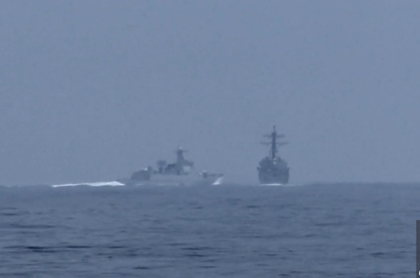 一艘解放軍軍艦一度駛近「鍾雲號」。影片截圖