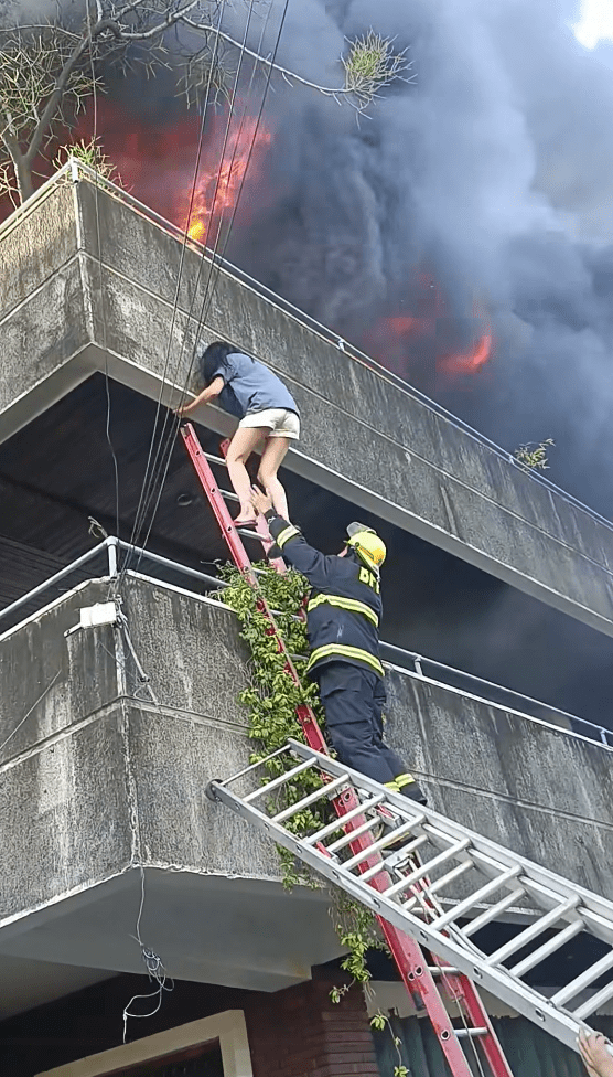 女子在消防員協助下驚險脫困。FB@IvyBaya 女子在消防員協助下驚險脫困。FB@IvyBaya
