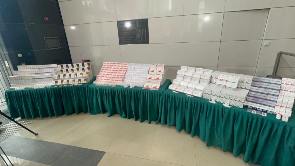 海關檢獲的受管制藥劑製品,估計市值共約1100萬元。 海關檢獲的受管制藥劑製品,估計市值共約1100萬元。