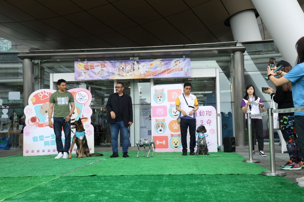 環保署「智能機械犬」與真犬「狗狗社區大使」同台進行服從示範大比拼，結合科技創新傳揚「愛護動物」精神。