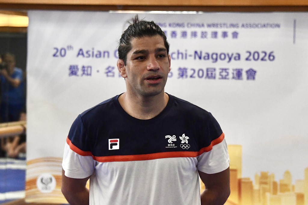 伊朗裔荷蘭籍教練馬素尼雅斯（Masoud Niaz）現任中國香港摔跤運動理事會主席兼總教練，曾先後代表伊朗及荷蘭摔跤國家隊，並擔任荷蘭國家隊教練，參與過多項世界錦標賽及歐洲錦標賽。數年前來港後，他致力推動及發展香港摔跤運動，積極培育本地年輕運動員。