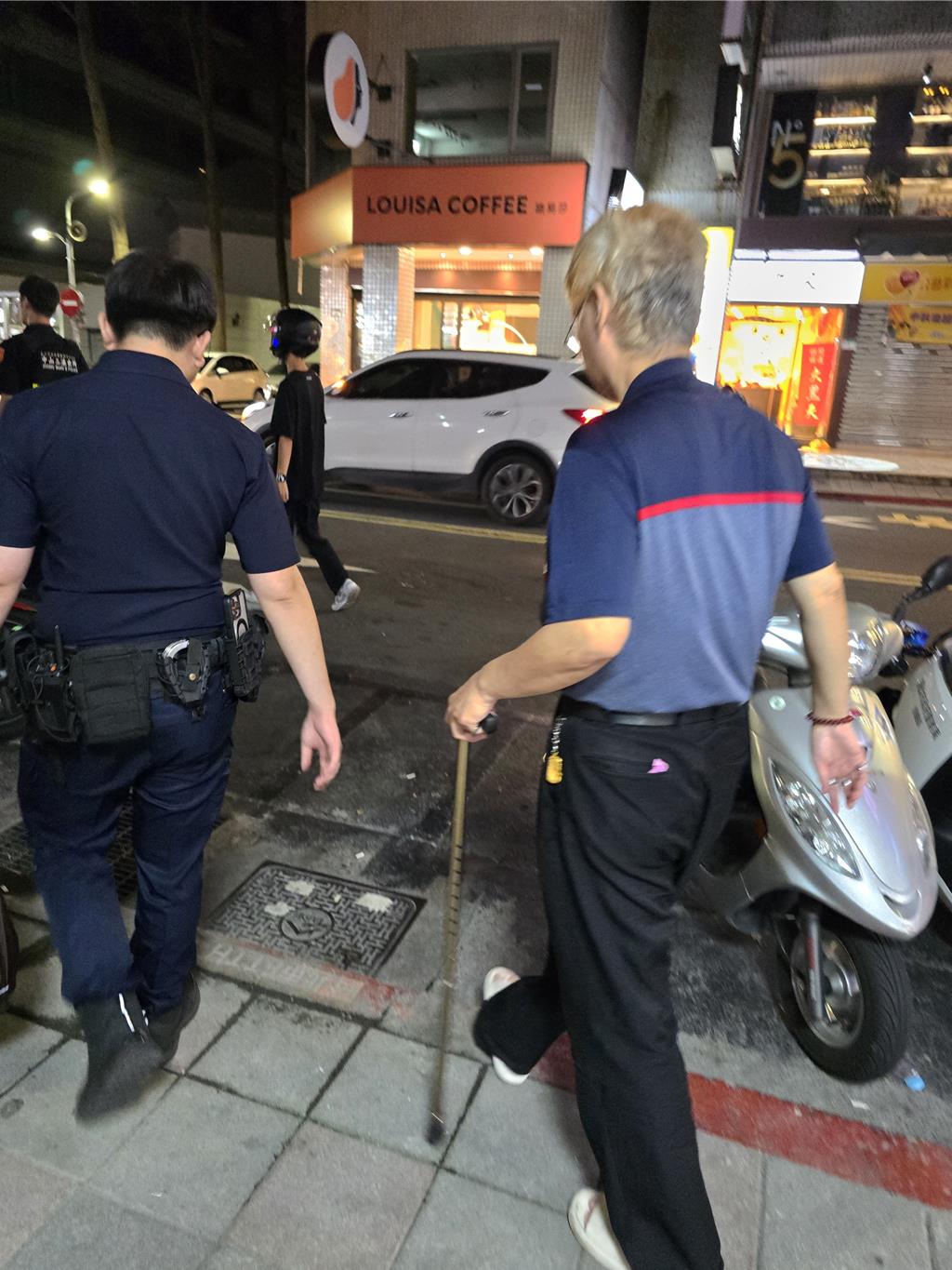 警方帶走涉案醫生。中時新聞網