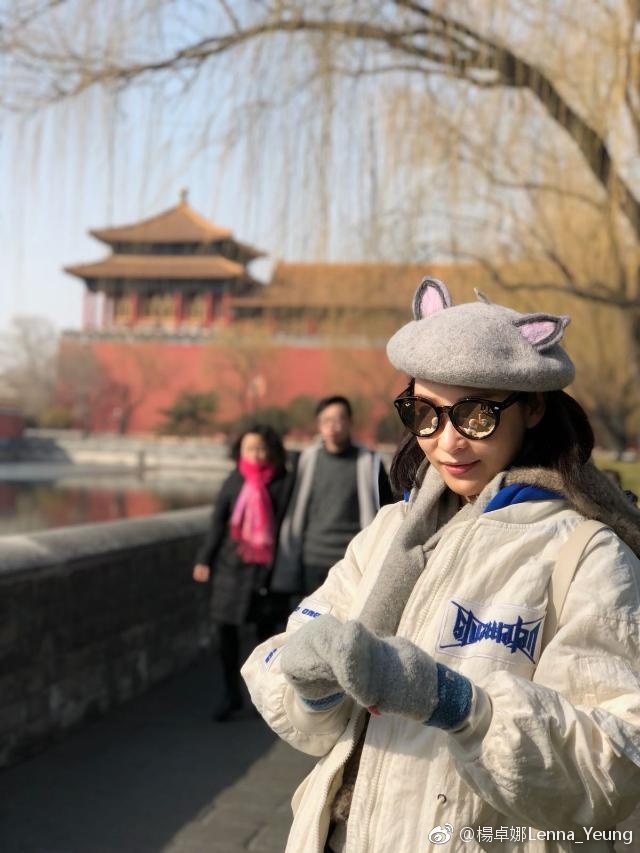 楊卓娜在舊建築前留影。