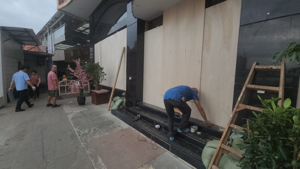 鲤鱼门大部分店铺已经落闸，门外更安装木板防风。