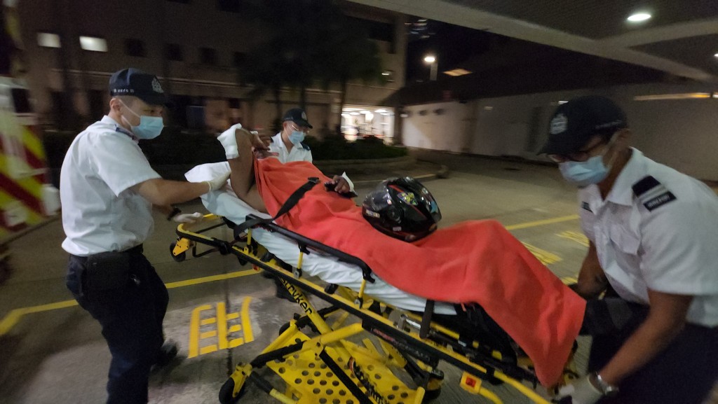 鐵騎士手腳擦傷,送院時滿身酒氣。 鐵騎士手腳擦傷,送院時滿身酒氣。
