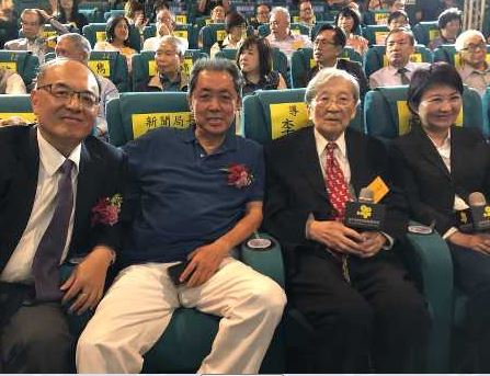 李行(右二)在圈中地位崇高。