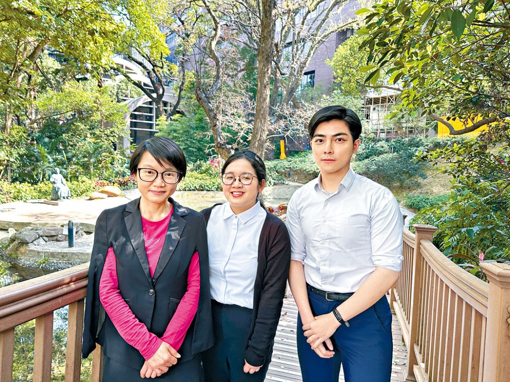 李穎琳(中)與鄧彥圖(右)通過參與「OUTLET」,教導長者、劏房戶及少數族裔常見法律知識。旁為李雪菁(左)。