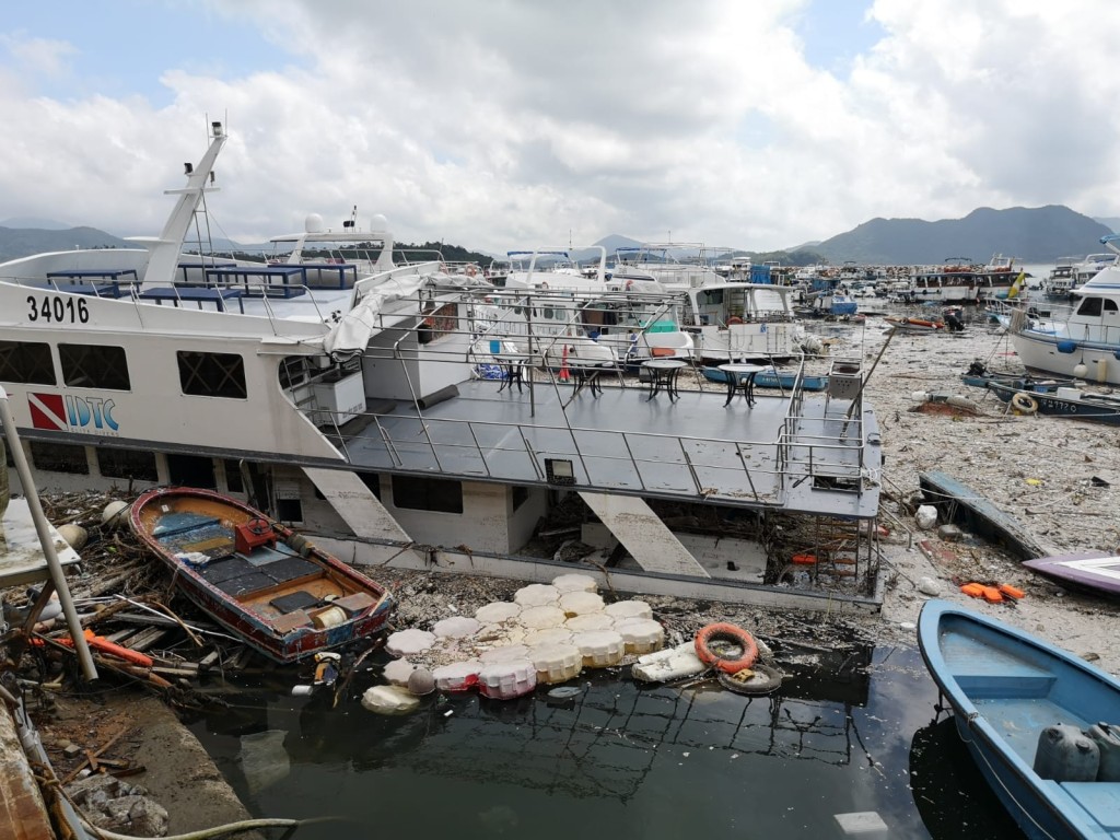 碼頭多艘漁船及郵艇被吹至雜亂無章。梁國峰攝