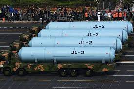 「巨浪-2」导弹放在货车上作阅兵展示。
