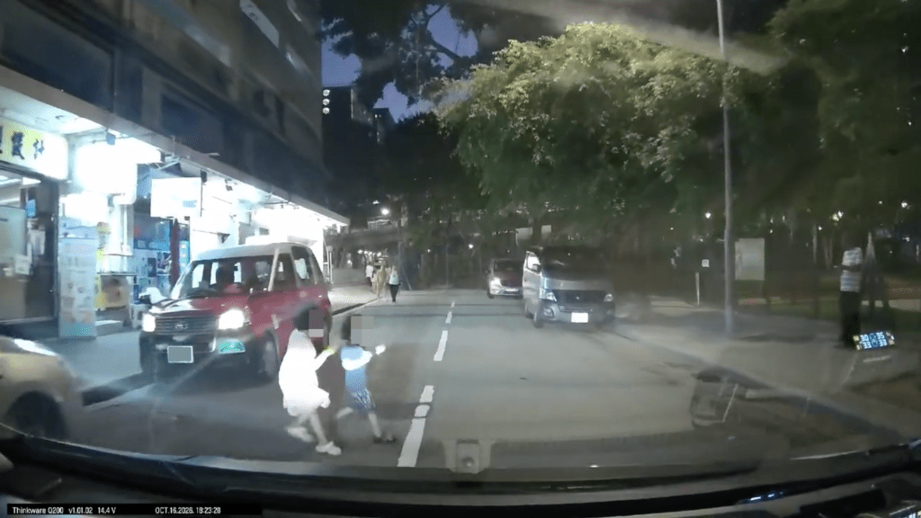 司機見狀立即煞車，險撞兩名幼童。Facebook 車cam L（香港群組）影片截圖
