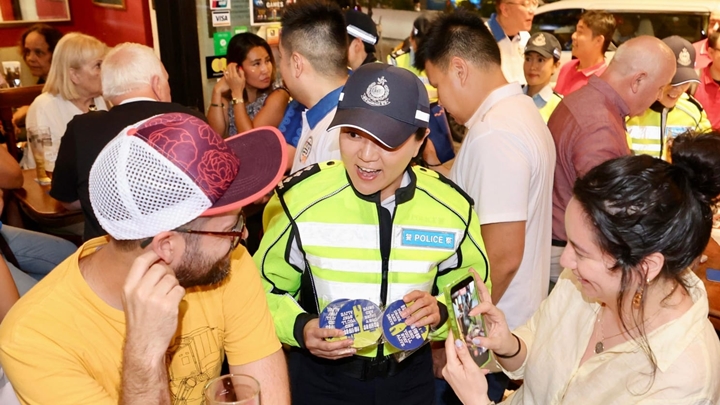 宣傳人員於灣仔酒吧區向市民及球迷派發反醉駕傳單。
