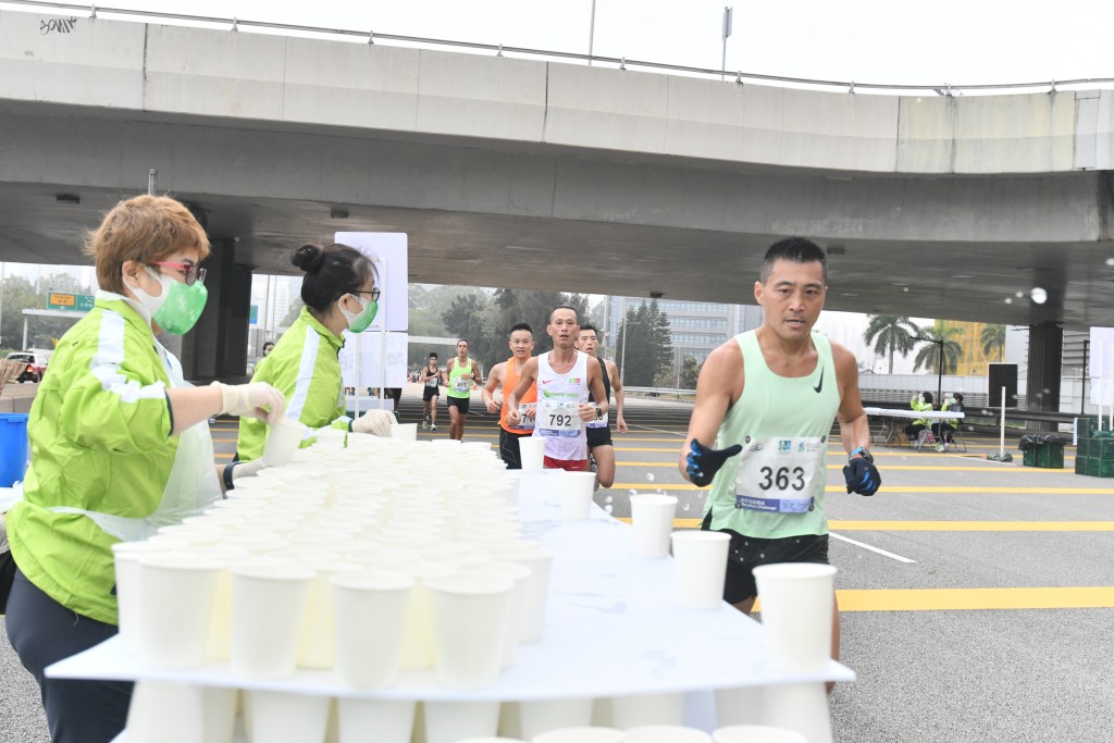渣打马拉松：在西隧出口附近，赛会提供饮用水予跑手。卢江球摄