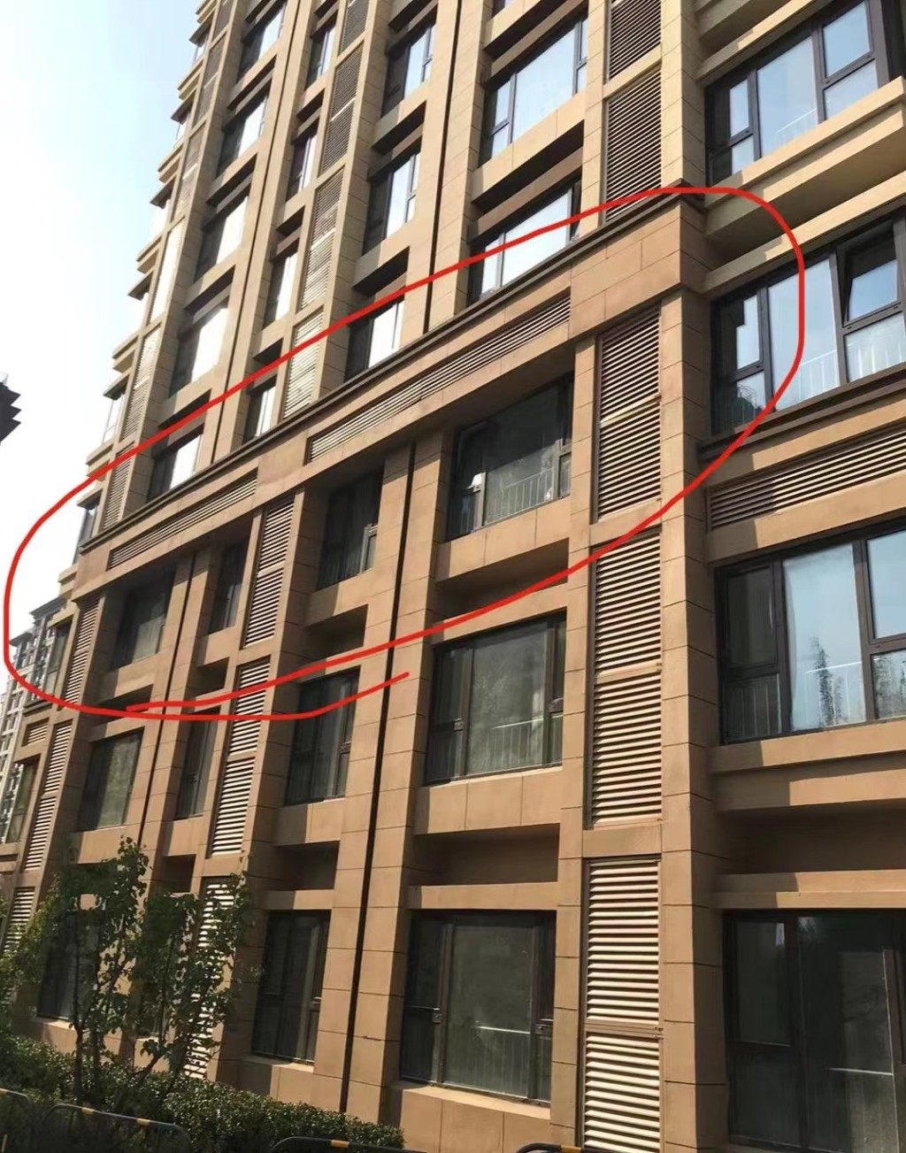 北京亦庄一个新盘项目业主表示,自己所购买的单位位于「腰线」楼层,不仅遮挡阳光,还有渗水等风险。 北京亦庄一个新盘项目业主表示,自己所购买的单位位于「腰线」楼层,不仅遮挡阳光,还有渗水等风险。