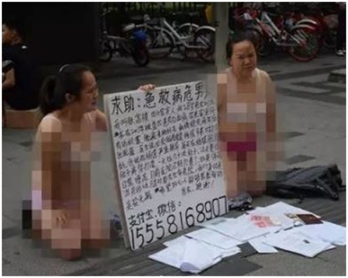 现场为杭州地铁1号线凤起路地铁站站外。网上图片