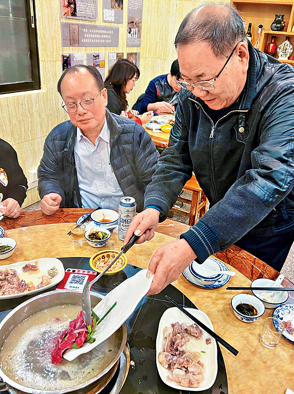 「松記」老闆松哥親自為我們涮煮牛腱