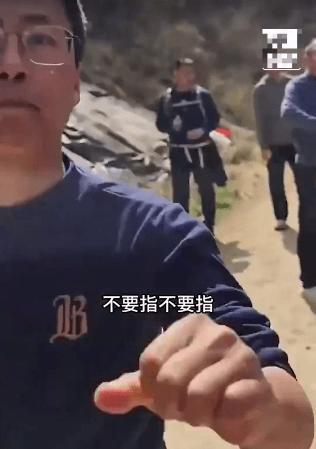 兩惡遊客秦嶺亂拋垃圾推撞義工。