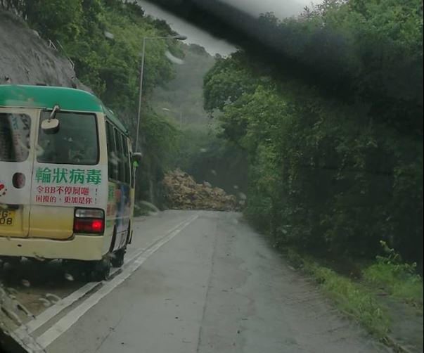 受山泥傾瀉影響,港島大潭道方向近大潭水塘水壩全線封閉。網民Henry Law/香港突發事故報料區fb群組