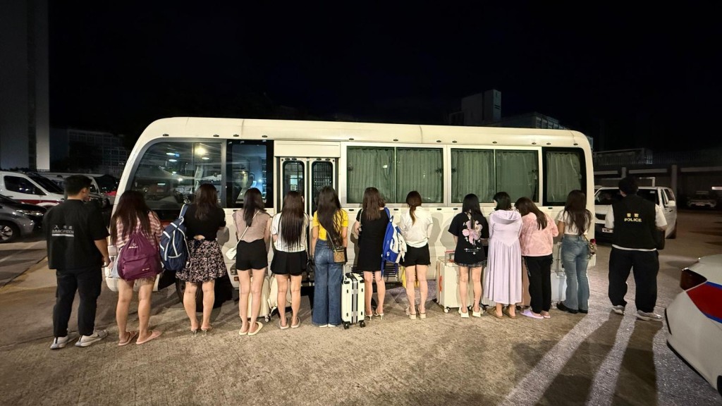 警方聯同入境處元朗掃黃,拘25名內地女。警方圖片