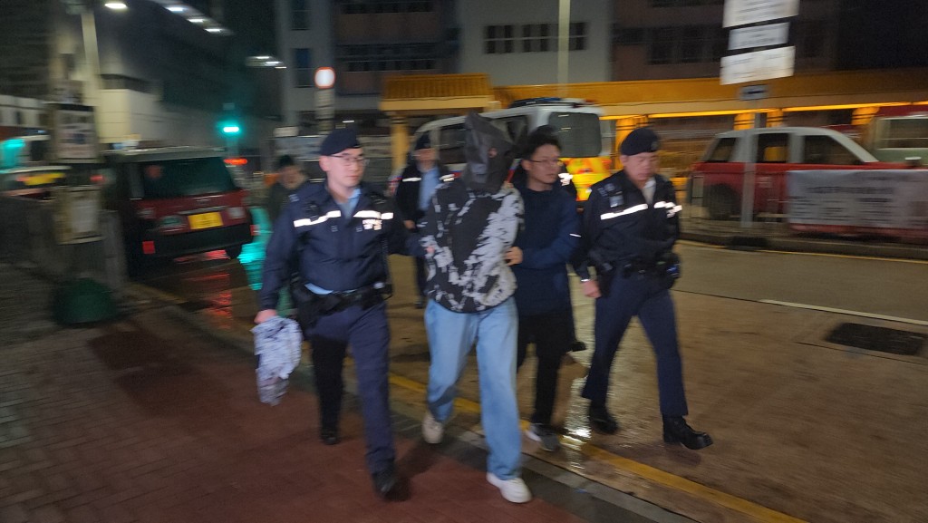 警方其後以涉嫌「販運危險藥物」，拘捕該名17歲少年。黎志偉攝