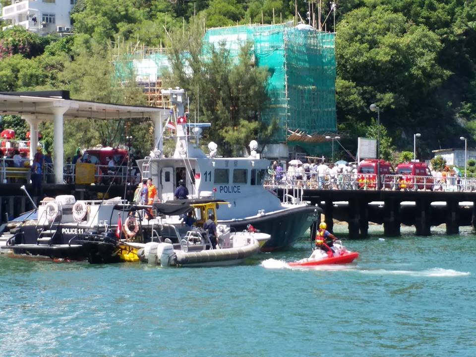 救援人員將傷者送上岸。群組Lamma Island Residents and Ex-Residents圖片