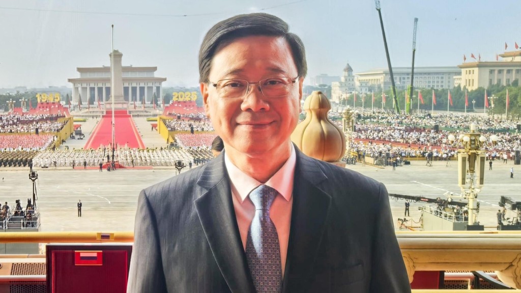 九三閱兵｜李家超現場觀賞 籲市民以史為鑒：銘記先烈犧牲鑄造的和平