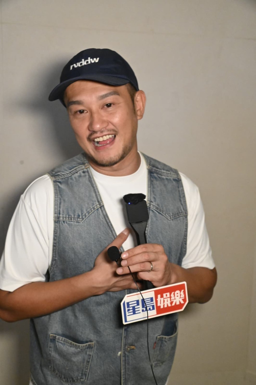 吳浩康指地盤工作量不足，要教唱歌幫補。
