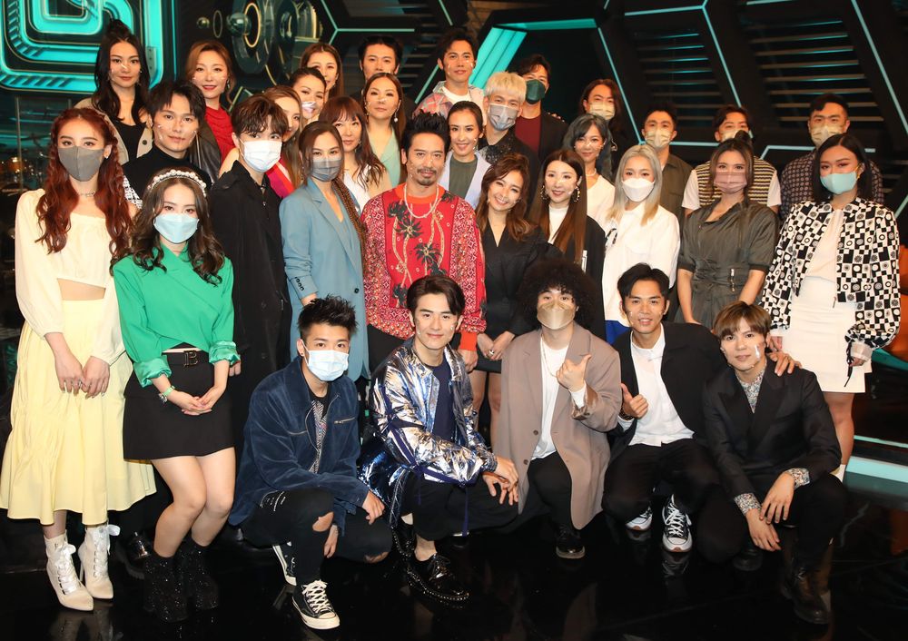 三十位歌手一起撐改革版《勁歌金曲》，是近年少有，希望節目名稱如舊，內容可以有嶄新突破吧。