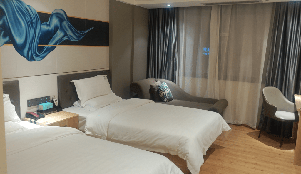 記者參加的廣州清遠兩日一夜旅行團,住宿於清遠一間四星級酒店,目測面積有四百多呎,有兩張大床有浴廁,環境不俗。 記者參加的廣州清遠兩日一夜旅行團,住宿於清遠一間四星級酒店,目測面積有四百多呎,有兩張大床有浴廁,環境不俗。